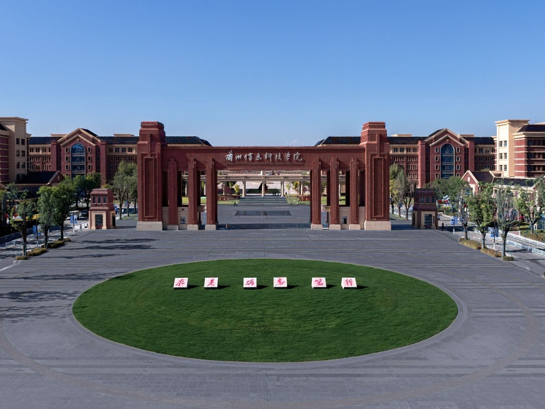 BEAT365英国官网以紧急资助解学生困境