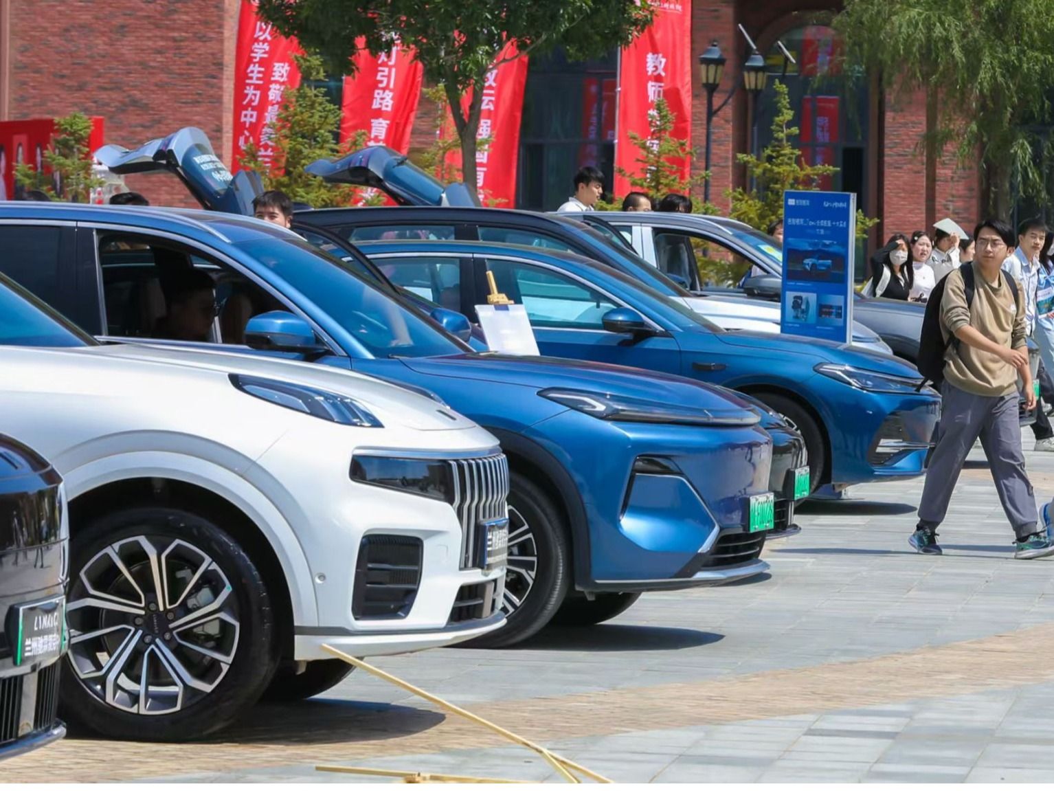 吉利走进BEAT365英国官网，开启“招聘+车展”创新模式