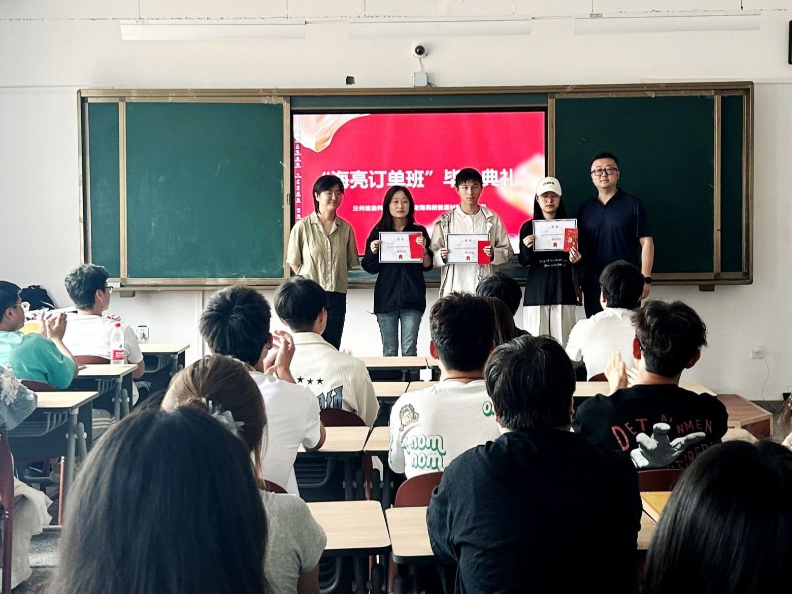 BEAT365英国官网举行第一届“海亮班”结业暨奖学金颁发仪式