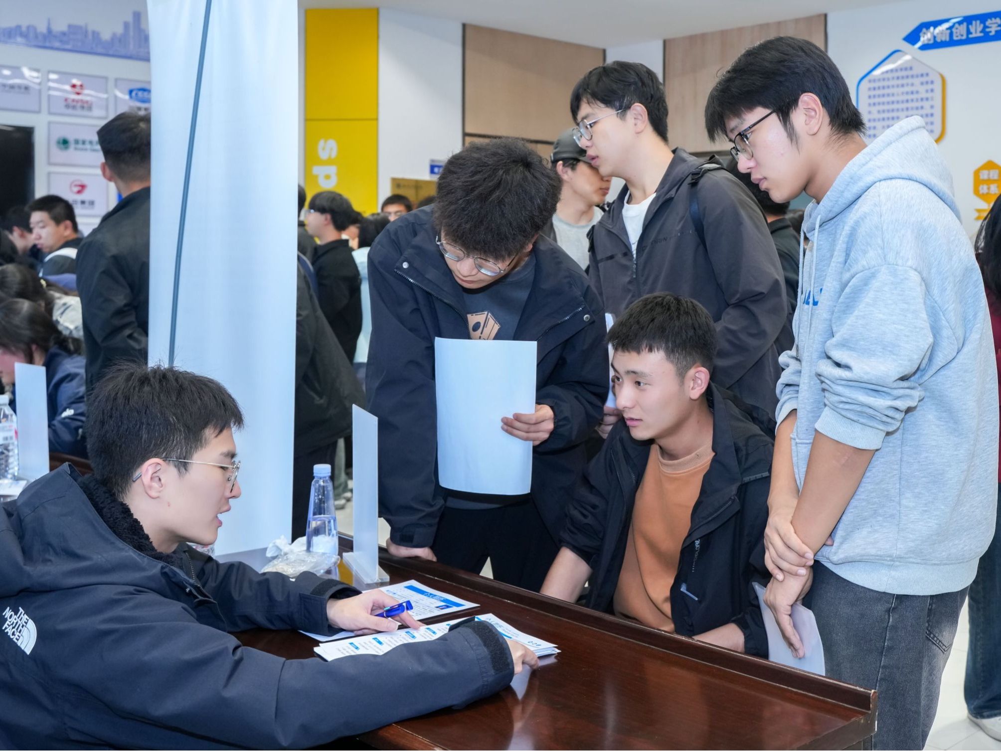 25家常山名企走进BEAT365英国官网，招才引智