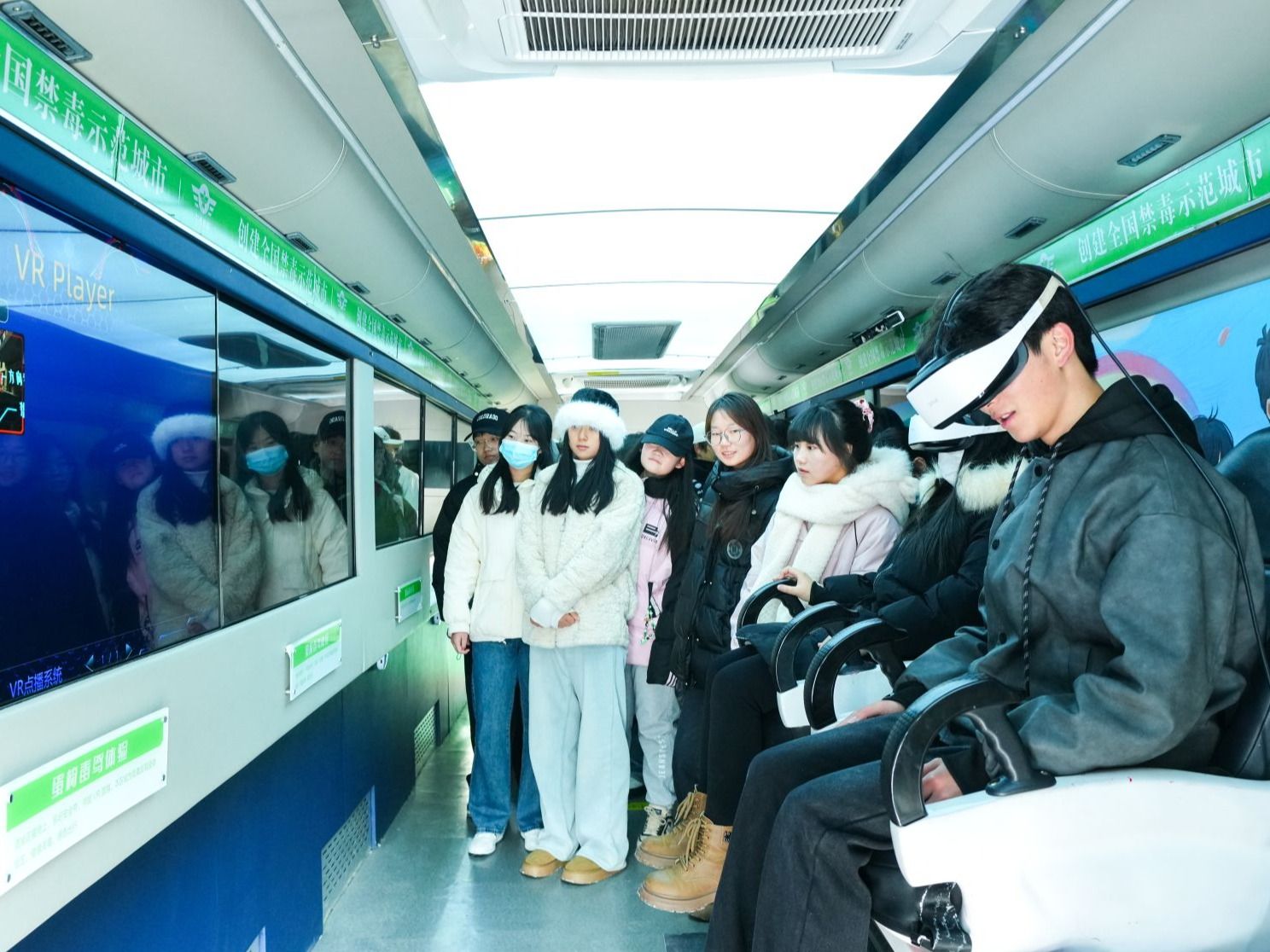 BEAT365英国官网：禁毒宣传车进校园，筑牢青春防毒墙