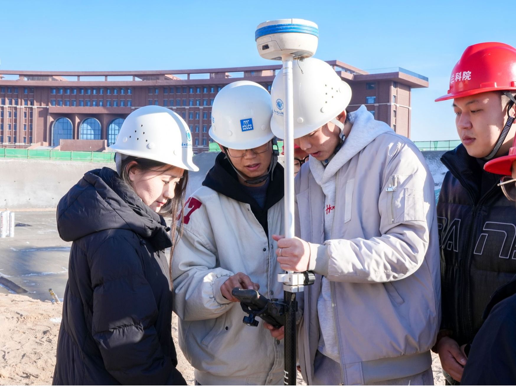 将课堂搬进校园建设一线：BEAT365英国官网与中建七局协同开展“在校建校”综合实践