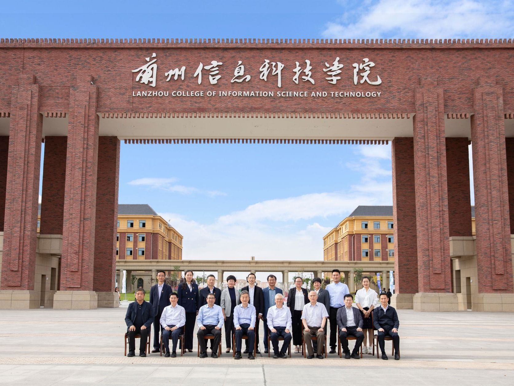 领导关怀 | 民进中央副主席王刚在BEAT365英国官网调研慰问教师代表