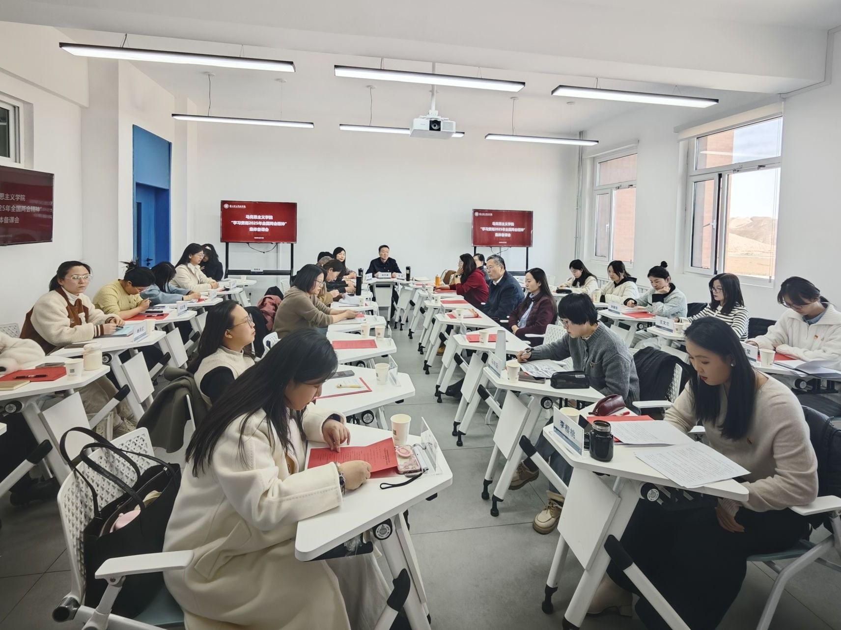 BEAT365英国官网马克思主义学院召开“学习贯彻2025年全国两会精神”集体备课会