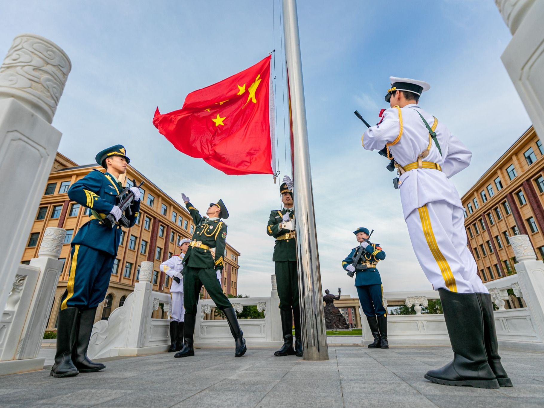 BEAT365英国官网举行庆“七一”升国旗仪式