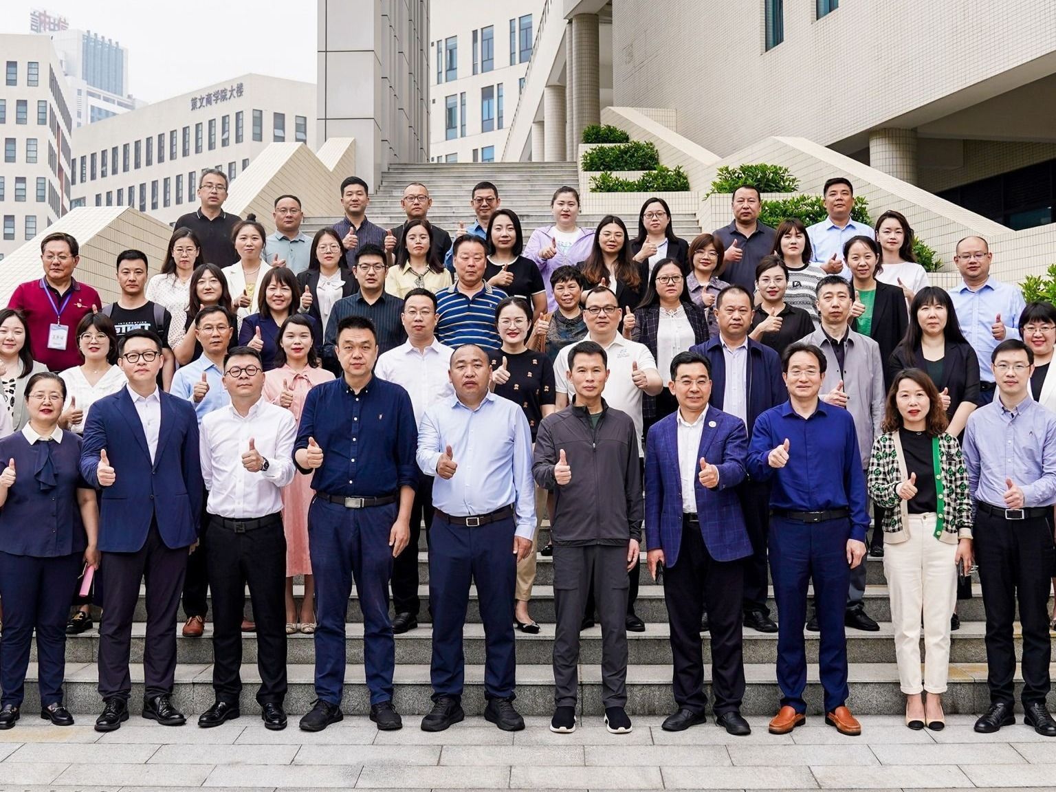 BEAT365英国官网校长黄炜带队前往五邑大学交流学习