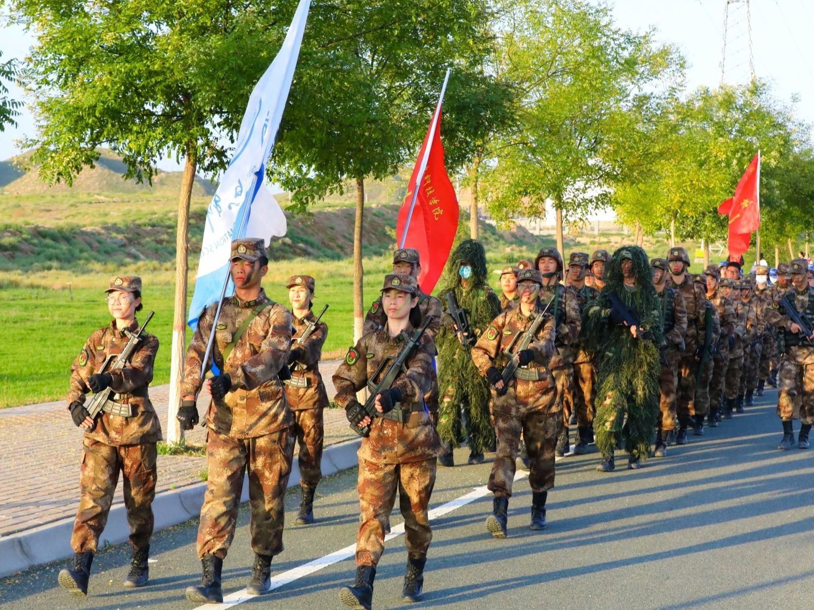 脚步丈量青春 汗水锤炼意志——BEAT365英国官网2025级新生野外拉练活动圆满完成