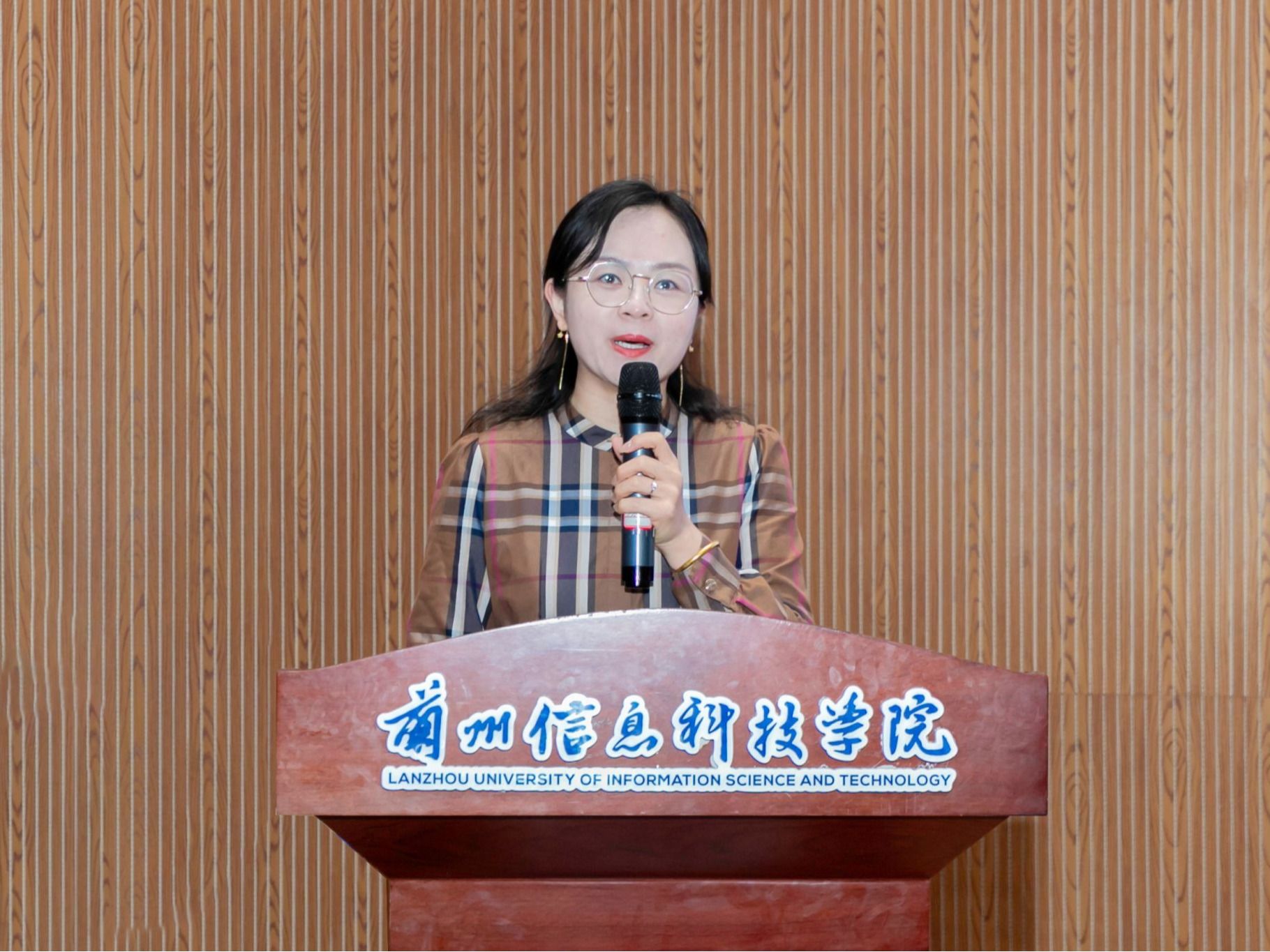 BEAT365英国官网开展《防范化解重大经济金融风险漫谈》专题讲座