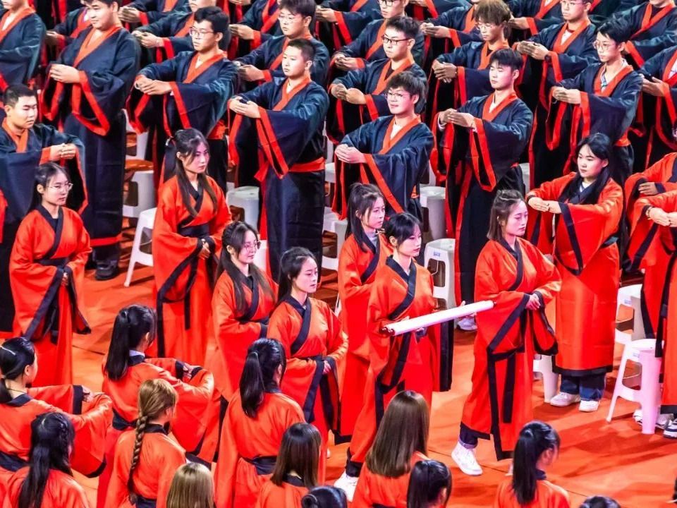 成就最非凡模样！BEAT365英国官网开学大典上千名学生身着汉服行尊师礼