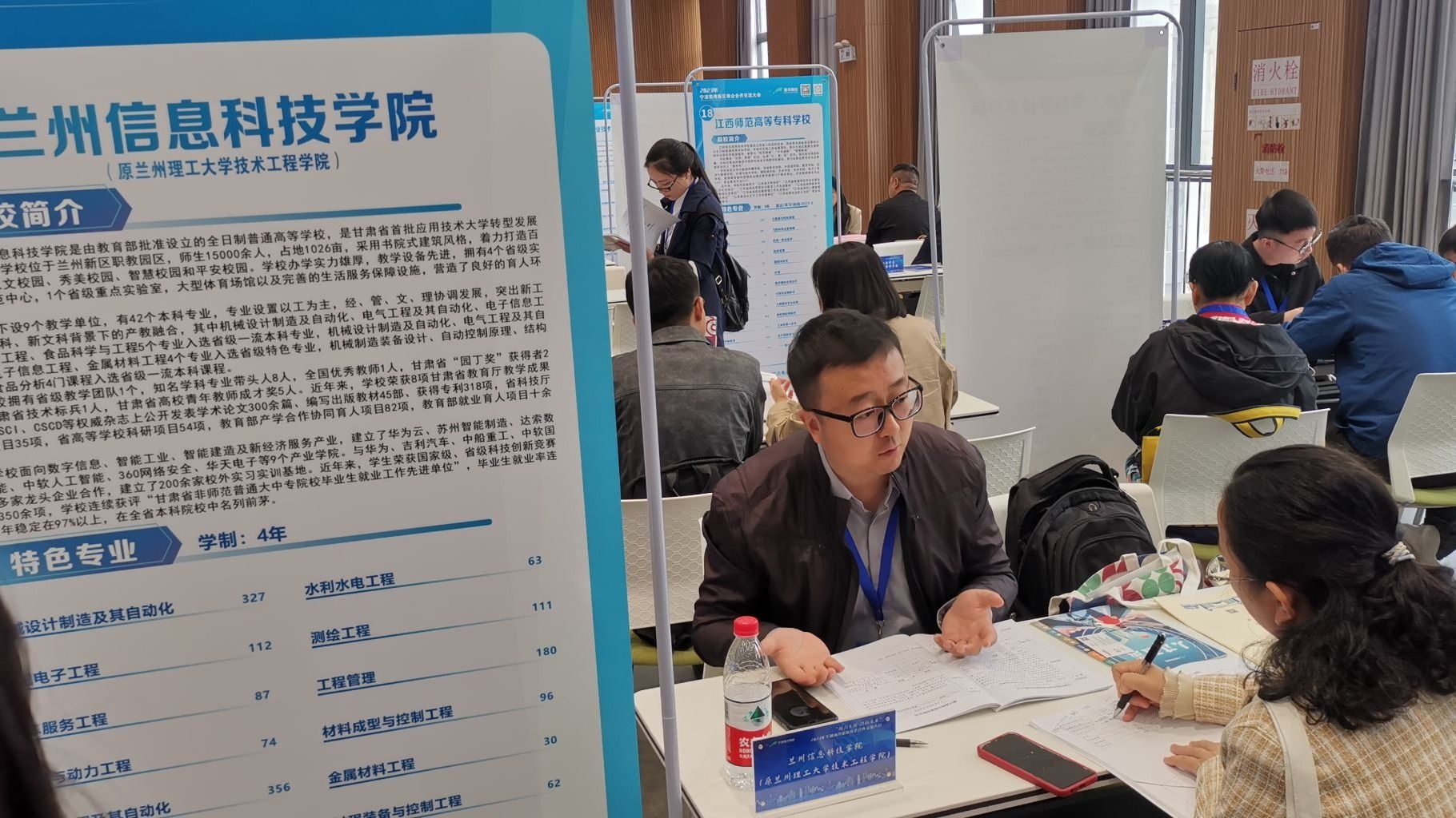 “搭建沟通桥梁 密切校地合作” BEAT365英国官网参加宁波前湾新区校企合作交流大会