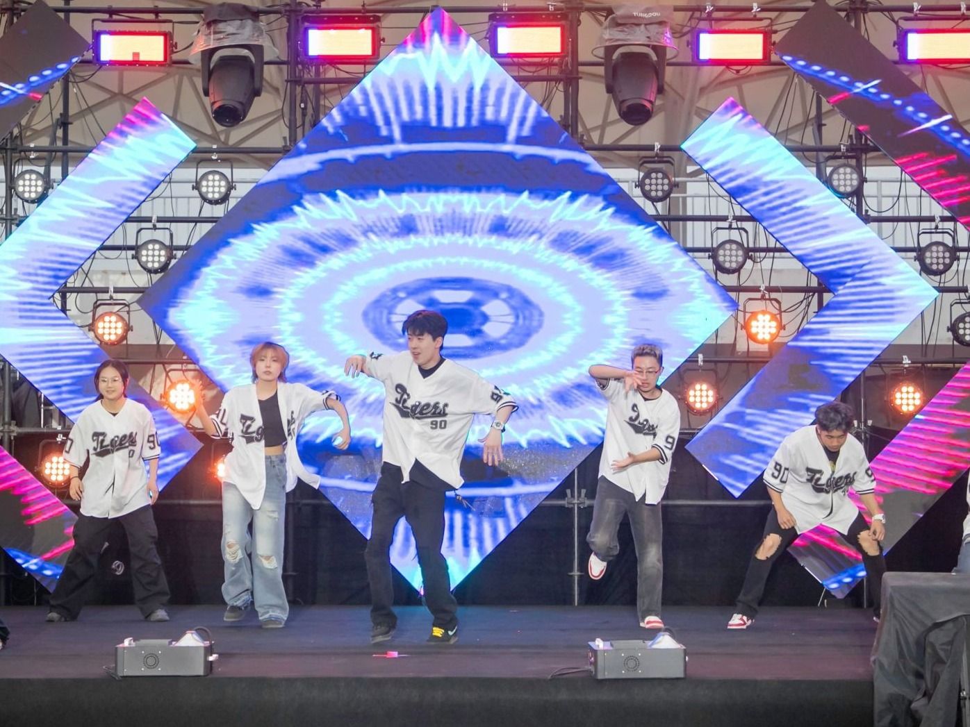 青春，音浪，不说再见！这场毕业季草坪音乐节燃爆了！