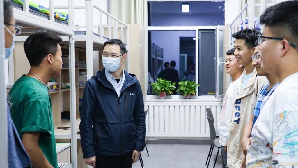 校领导走访慰问2022级新生