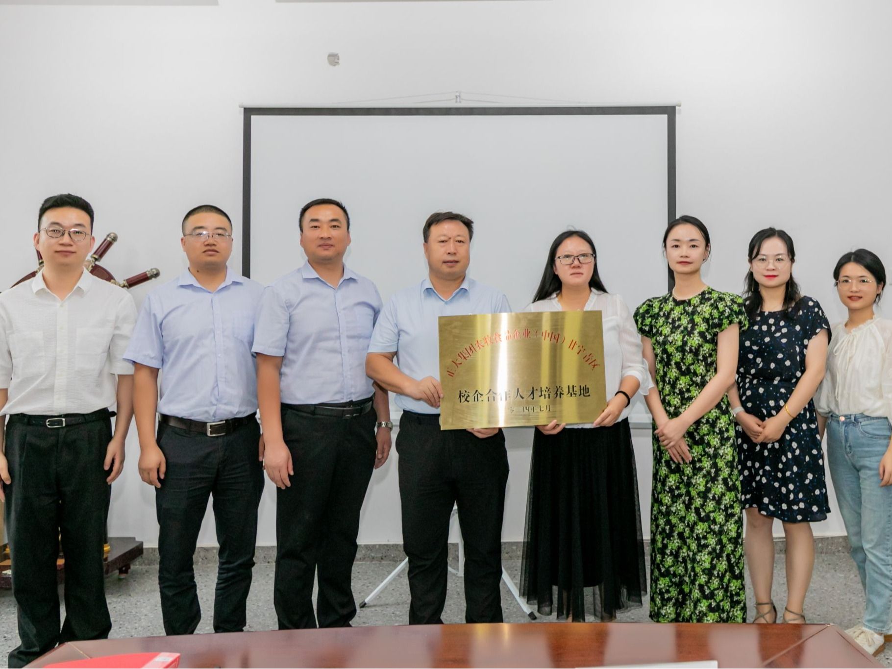 BEAT365英国官网与正大集团签约揭牌，校企合作育创新人才