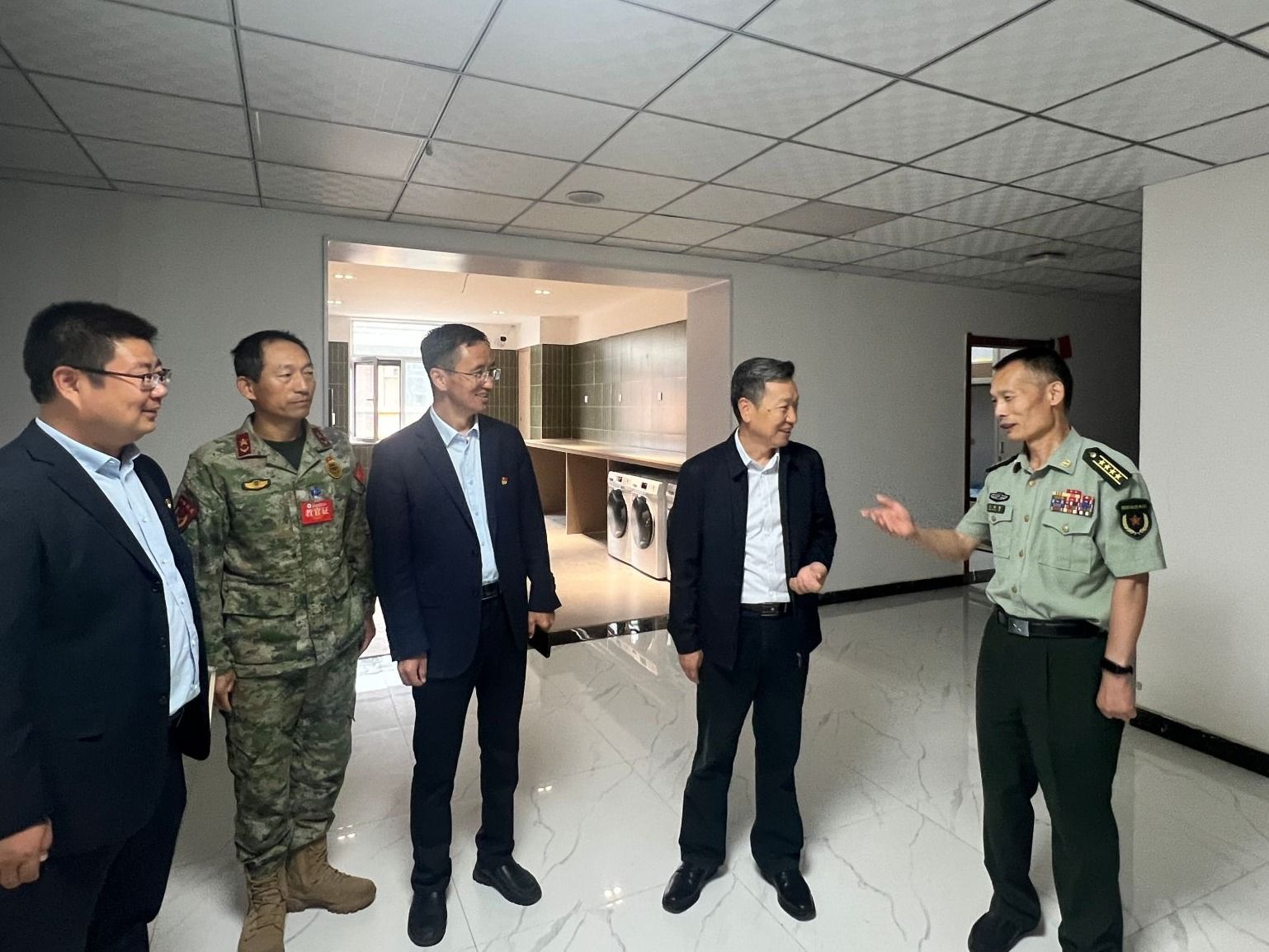 兰州市委常委、兰州警备区政委王传智深入BEAT365英国官网督导检查军训工作