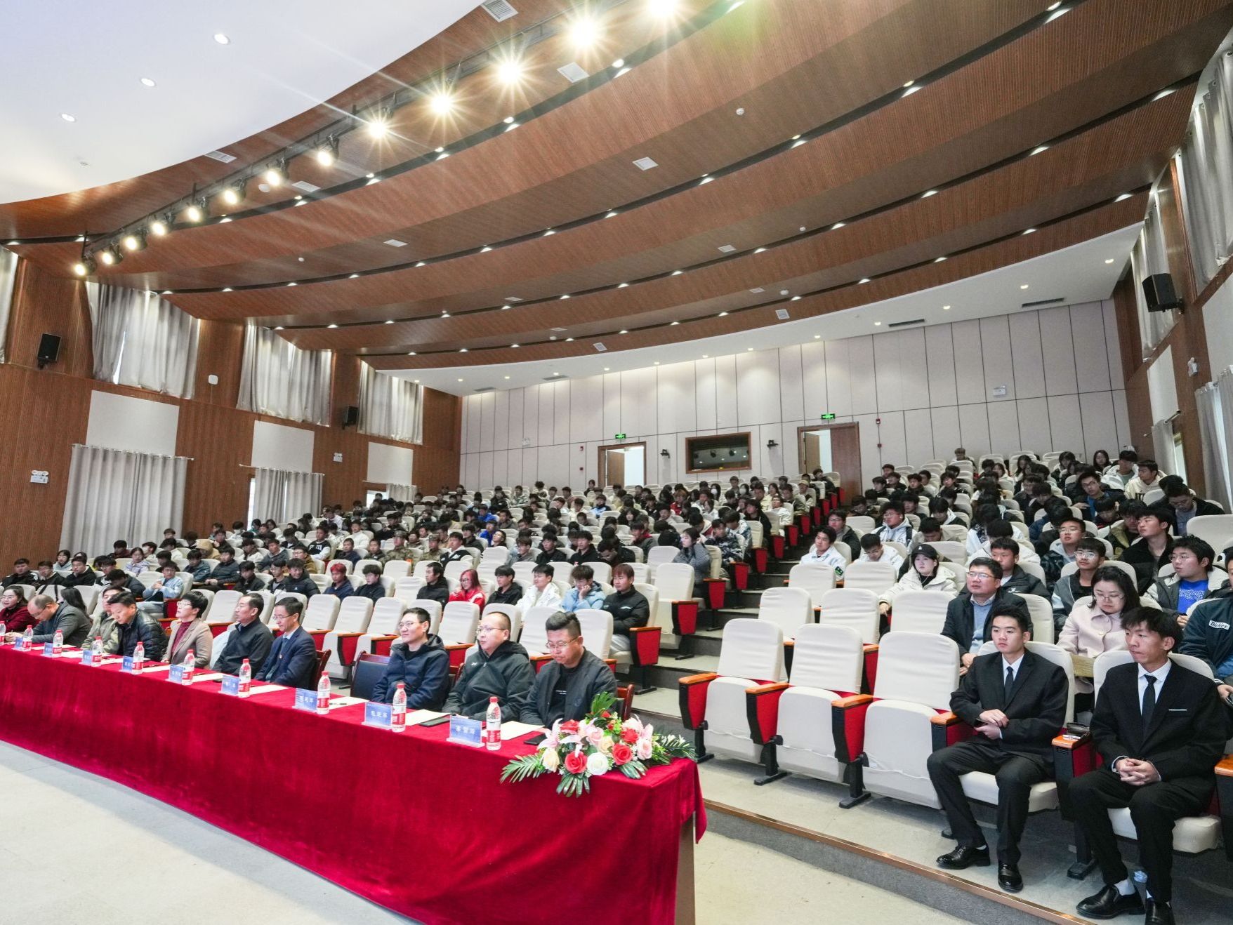 中科院首席科学家杨磊应邀为BEAT365英国官网师生作讲座