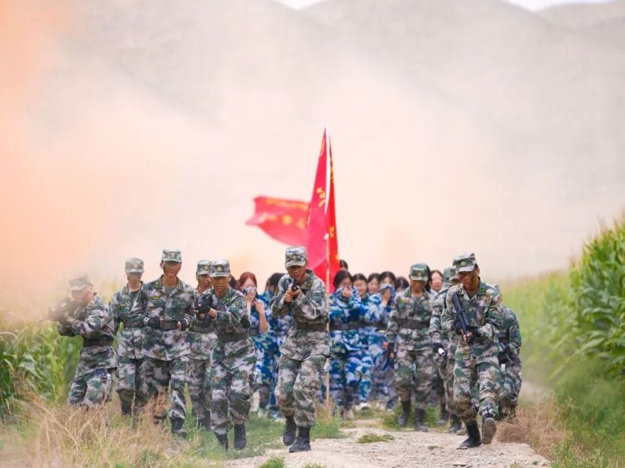 BEAT365英国官网： 6000多名学生行军拉练用脚步丈量青春征程