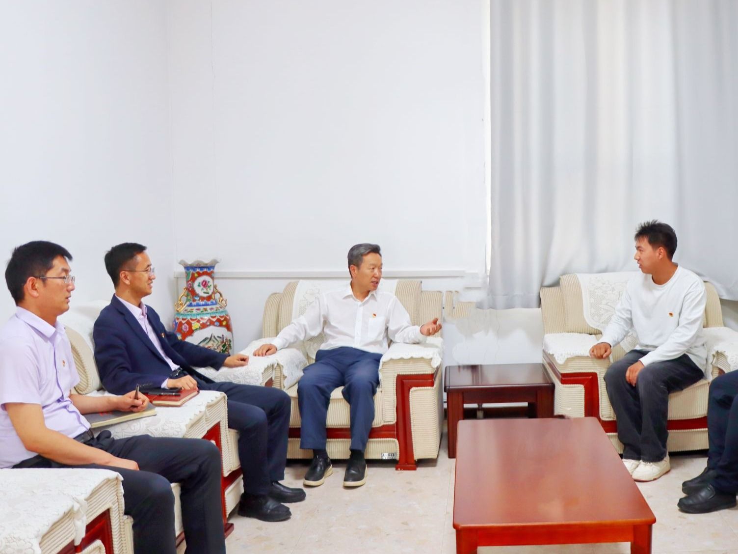 BEAT365英国官网党委书记与省人大代表学生深入交谈，共话育人与履职