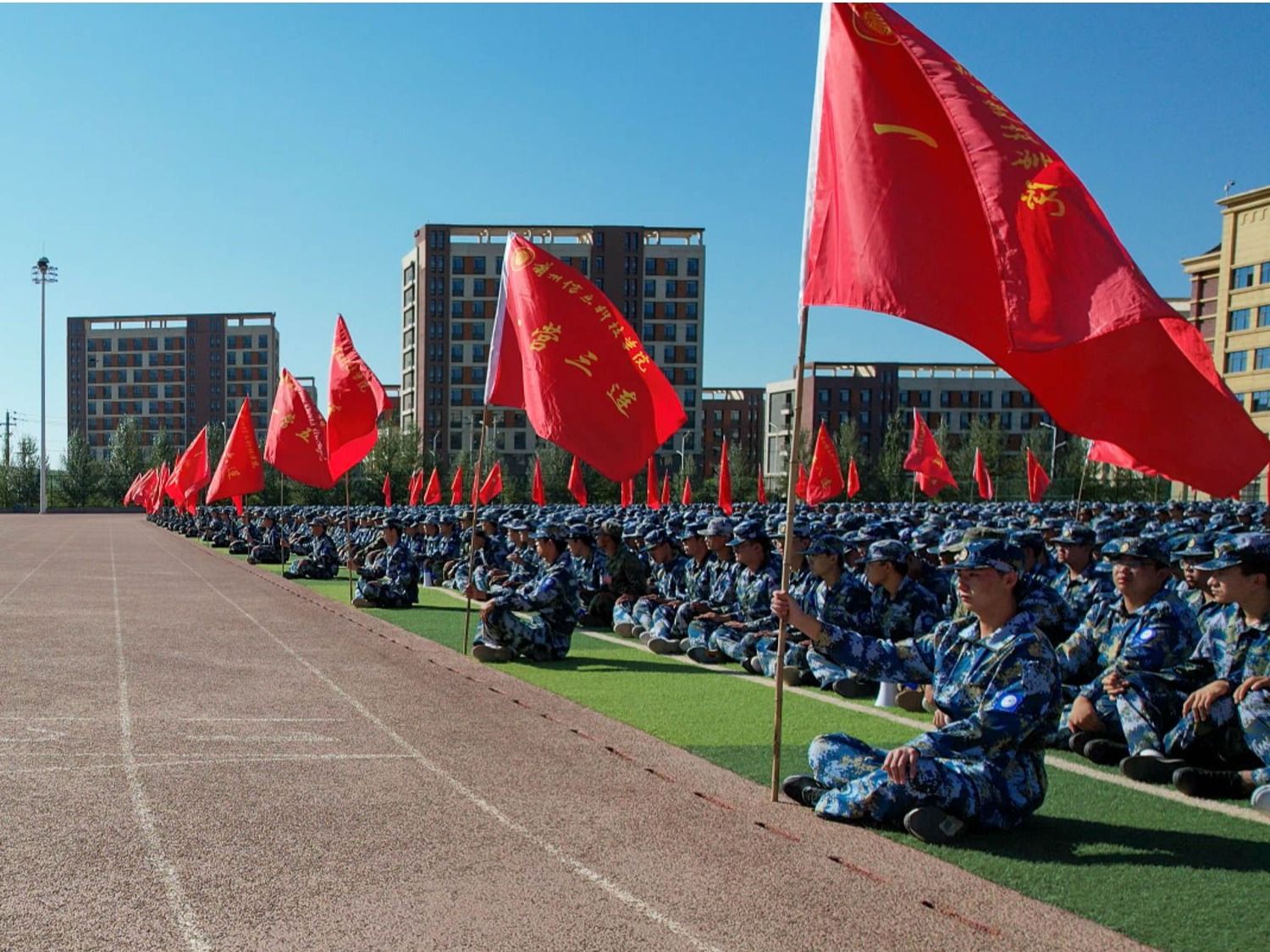 践行强国志，砥砺正当时  —BEAT365英国官网举行国防教育专题报告会